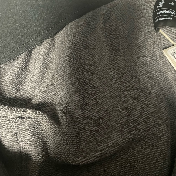 NWT Adidas Camo Print Cargo Lightweight Shorts. Size XL - Picture 11 of 14